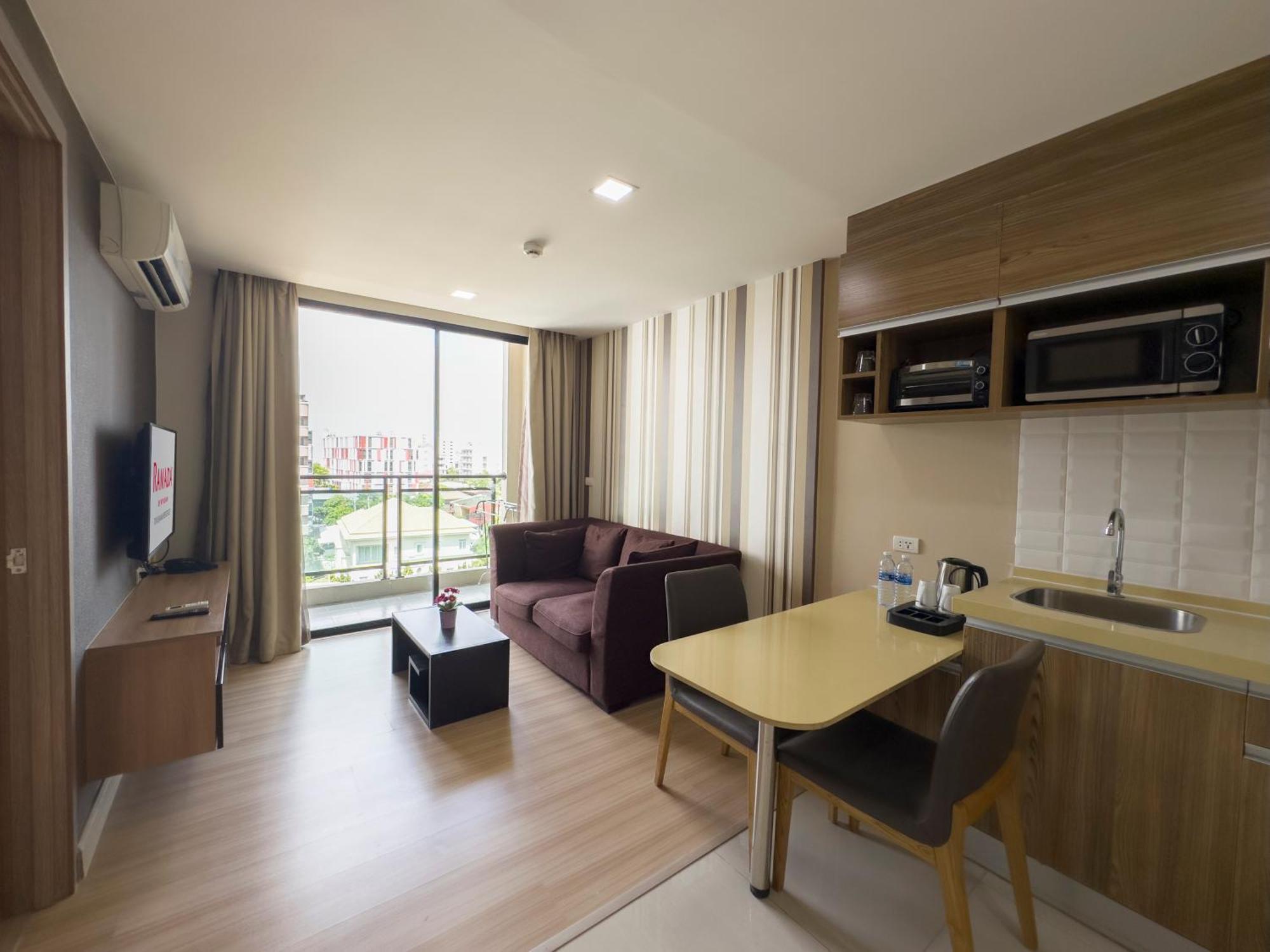 Ramada By Wyndham Bangkok Ten Ekamai Residences Dış mekan fotoğraf